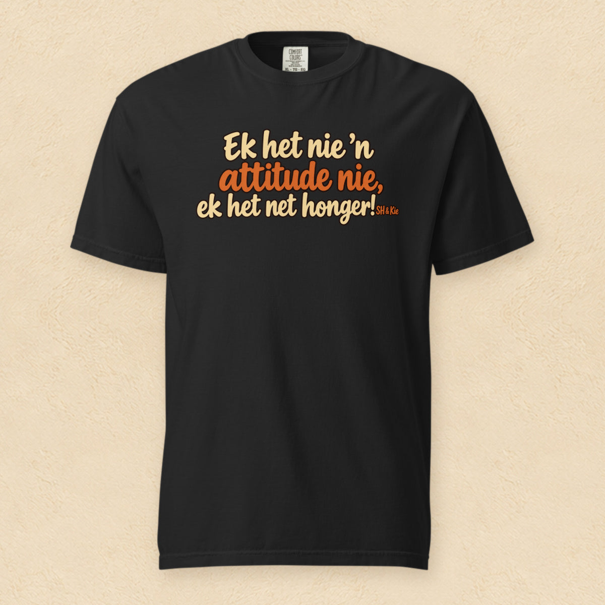 Ek het nie ’n attitude nie, ek het net honger! — Black shirt on cream wall