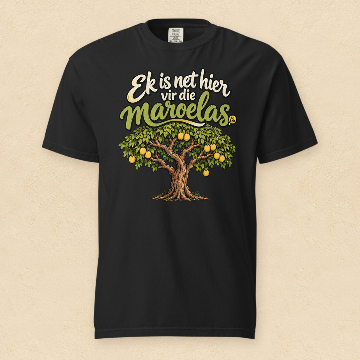 Ek is net hier vir die maroelas — Black shirt on cream wall