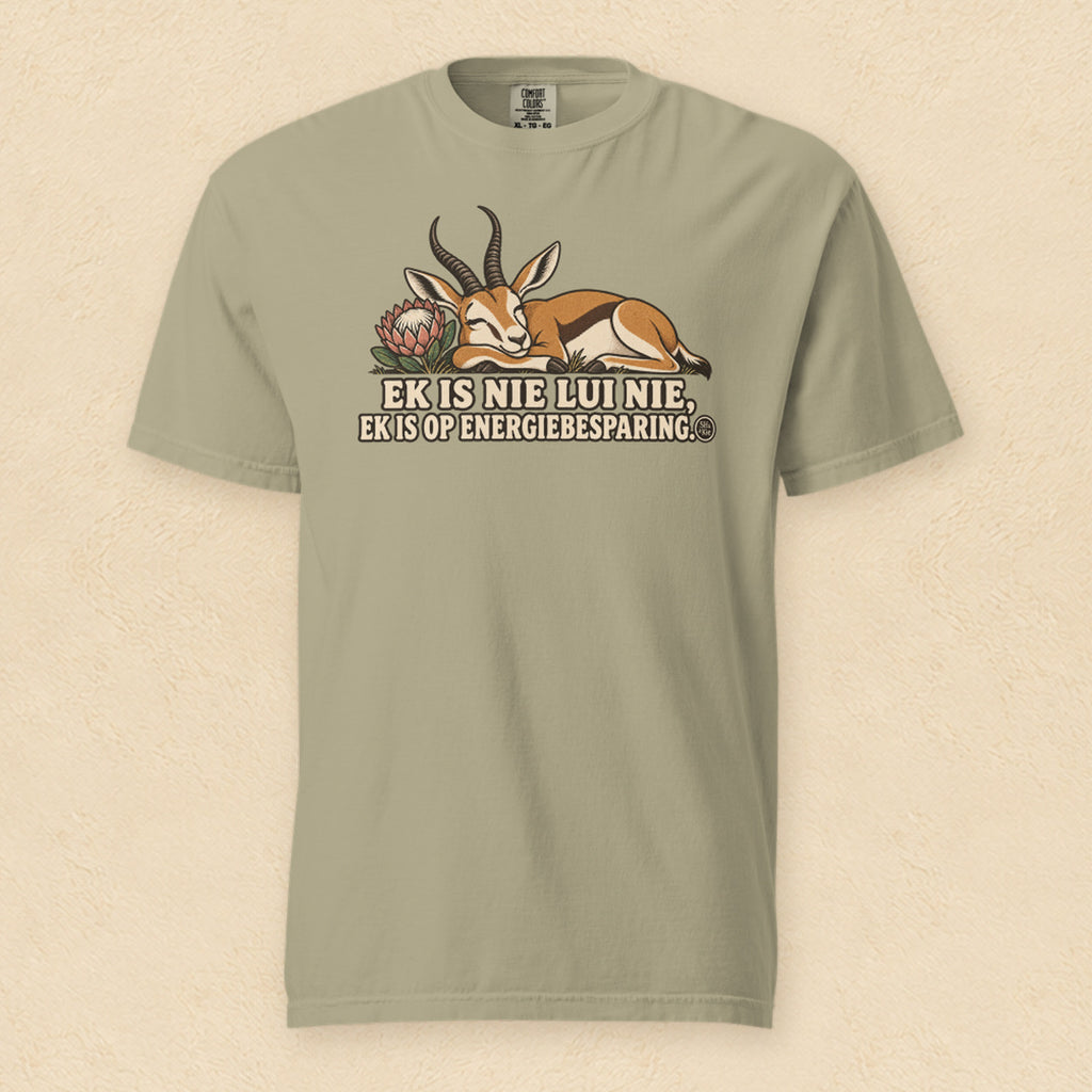 Ek is nie lui nie, ek is op energiebesparing — Khaki shirt on cream wall