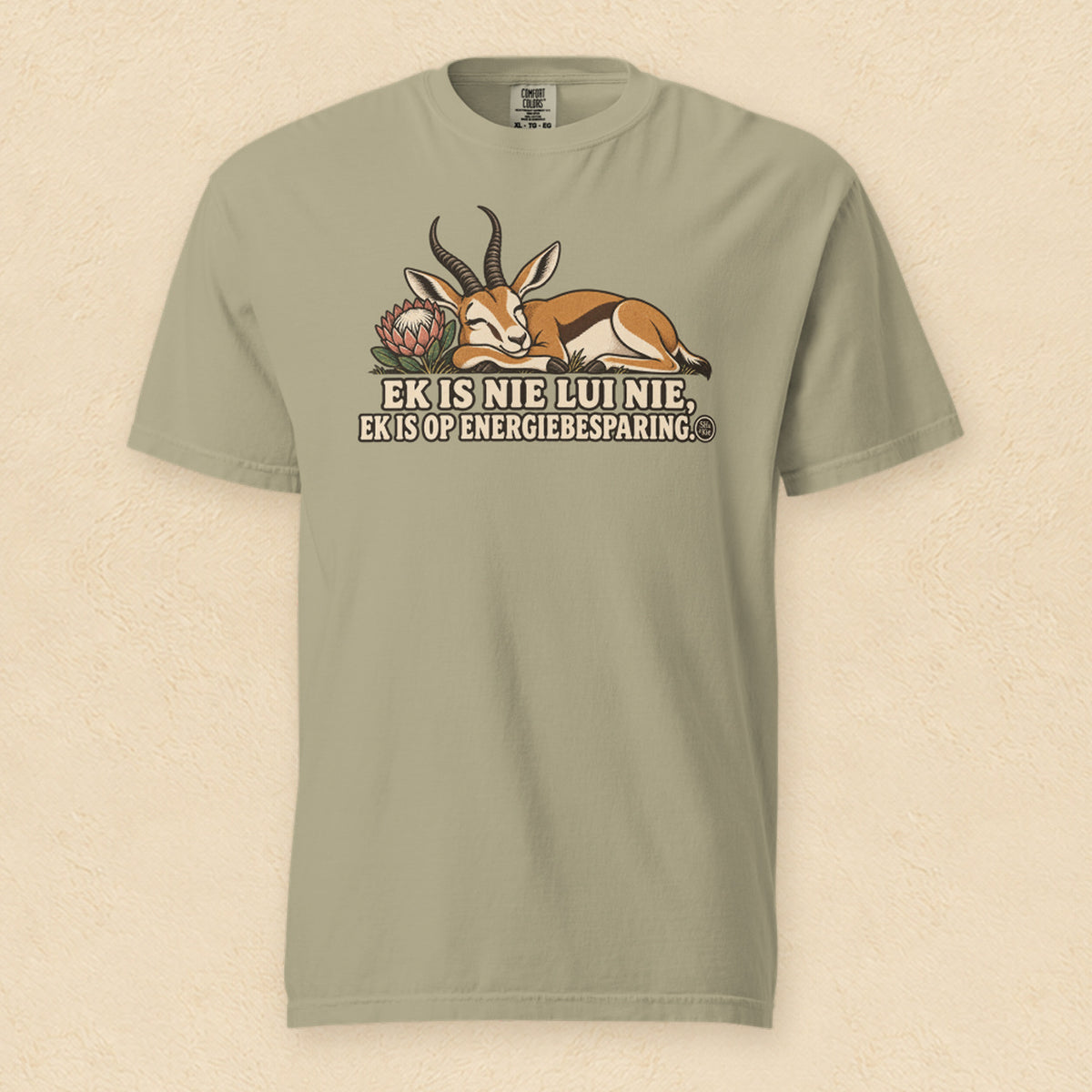 Ek is nie lui nie, ek is op energiebesparing — Khaki shirt on cream wall