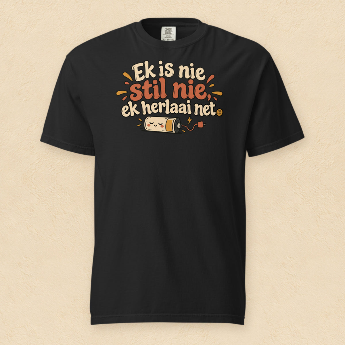 Ek is nie stil nie, ek herlaai net — Black shirt on cream wall