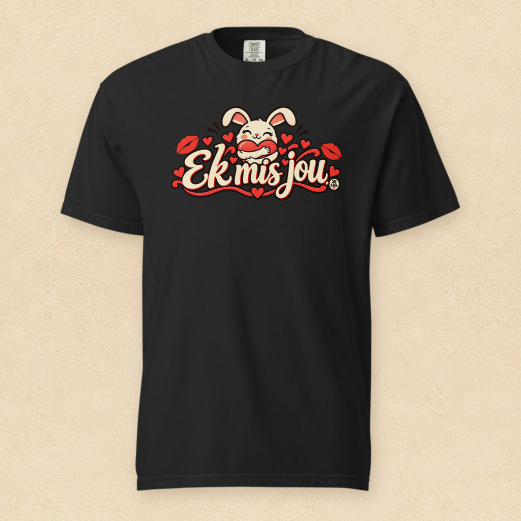Ek mis jou! — Black shirt on cream wall