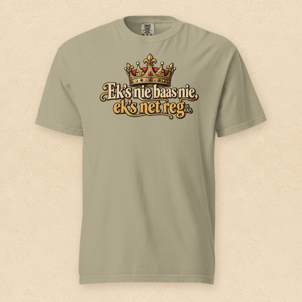 Ek’s nie baas nie, ek’s net reg — Khaki shirt on cream wall