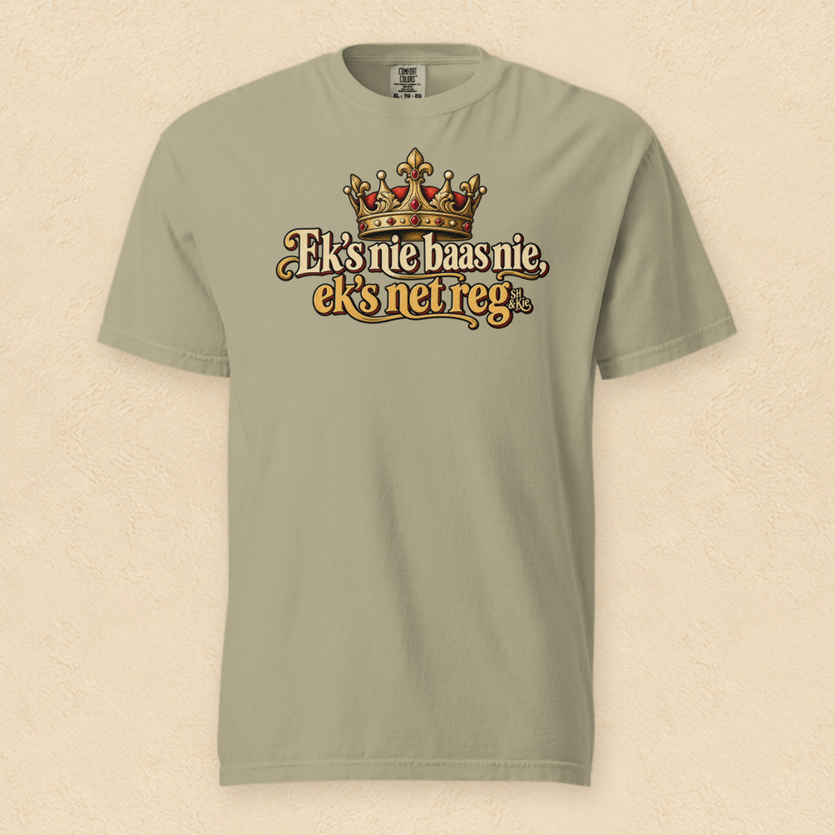 Ek’s nie baas nie, ek’s net reg — Khaki shirt on cream wall