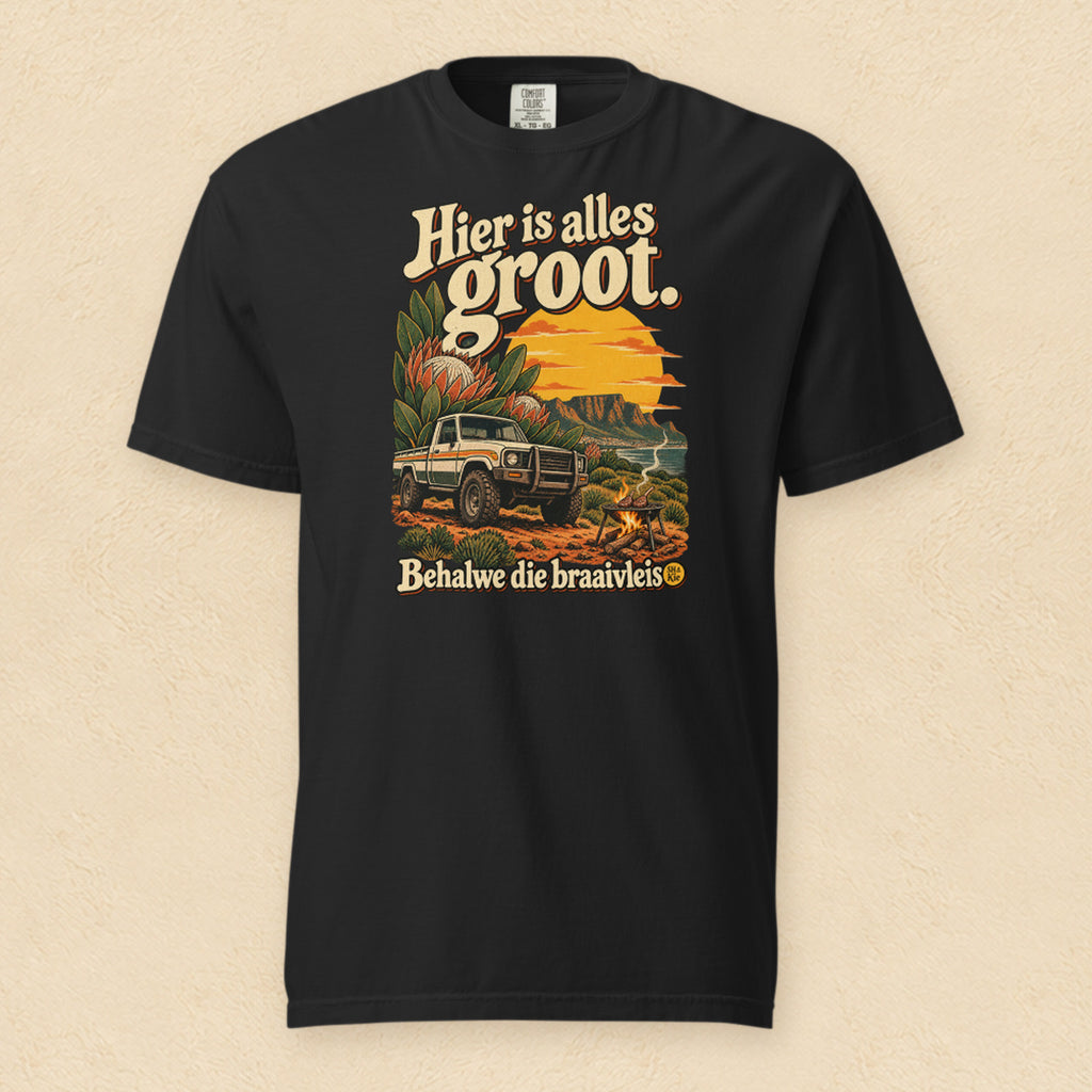 Hier is alles groot. Behalwe die braaivleis — Black shirt on cream wall
