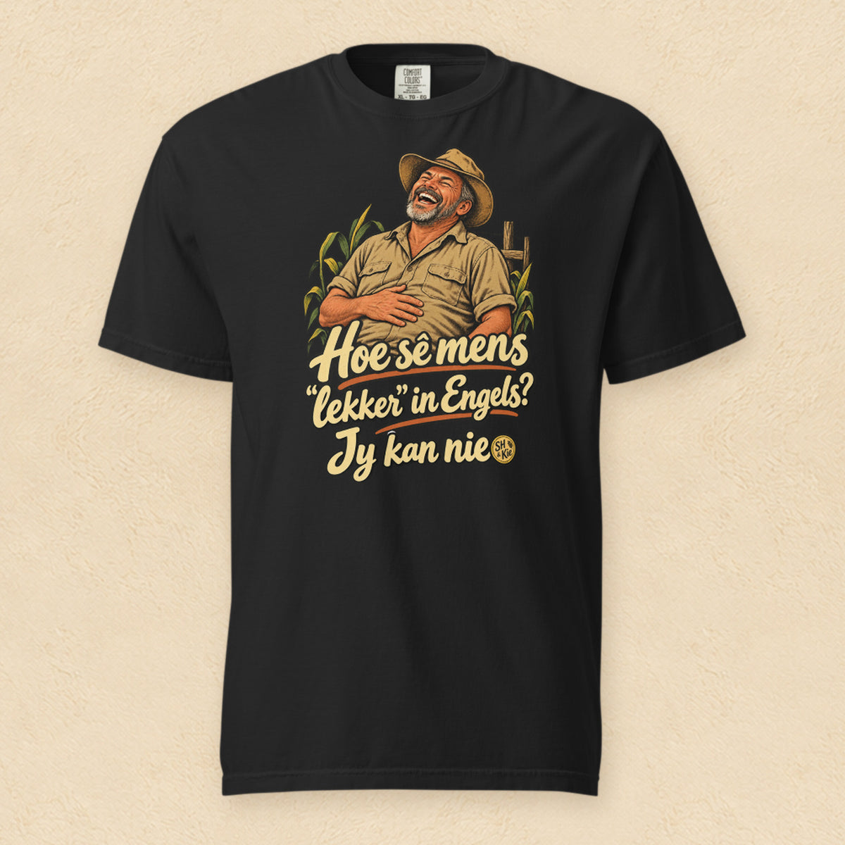 Hoe sê mens “lekker” in Engels? Jy kan nie — Black shirt on cream wall
