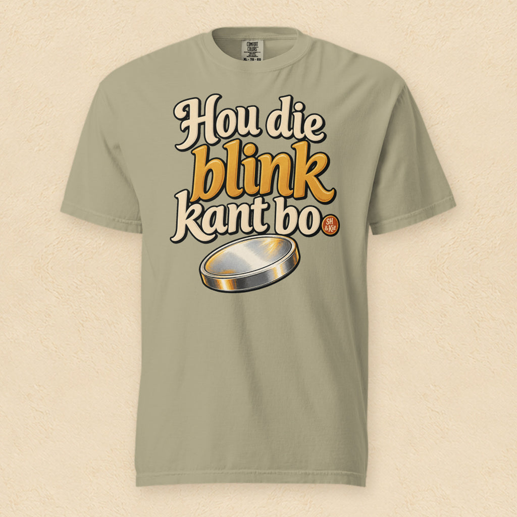 Hou die blink kant bo — Khaki shirt on cream wall