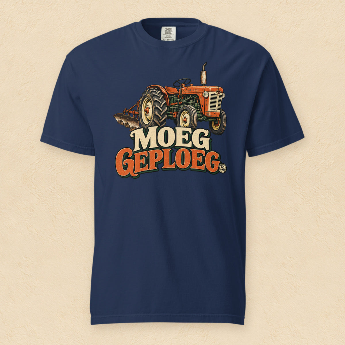 Moeg geploeg — True Navy shirt on cream wall