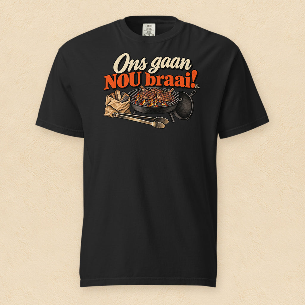 Ons gaan nou braai! — Black shirt on cream wall