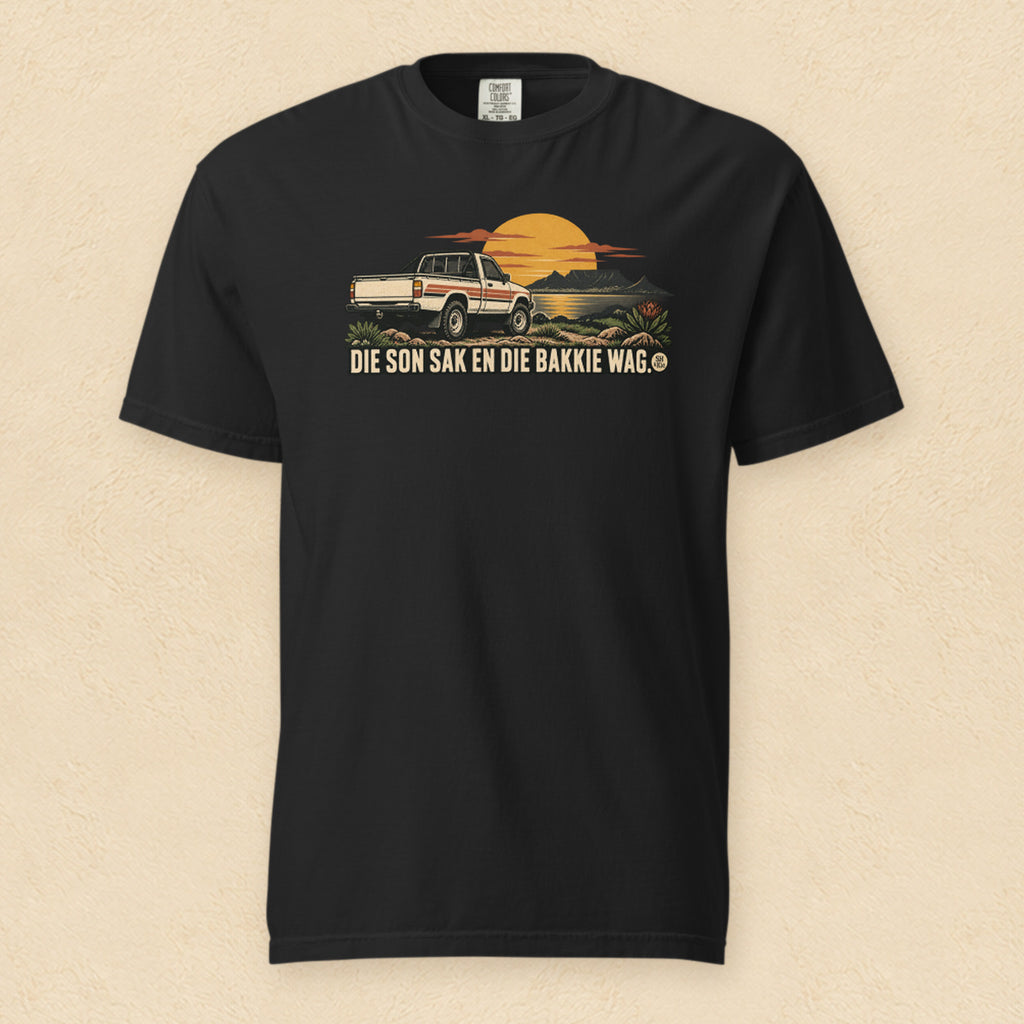 Die son sak en die bakkie wag — Black shirt on cream wall