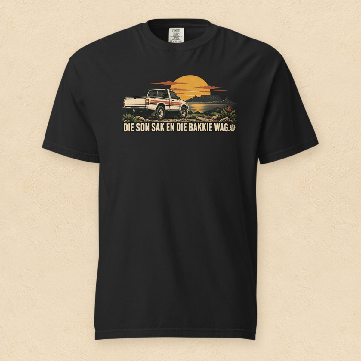 Die son sak en die bakkie wag — Black shirt on cream wall